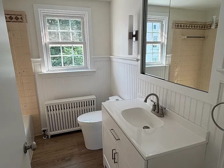 Bathroom with tub/shower