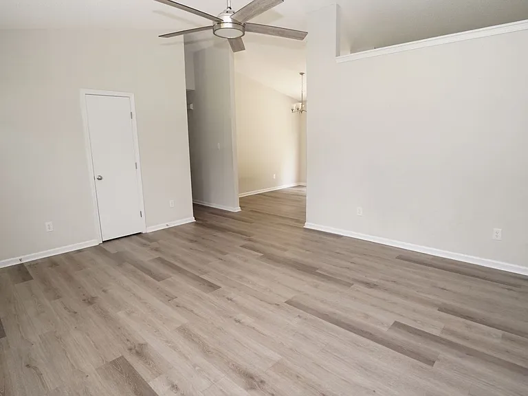 116 Howell Dr — Photo 7