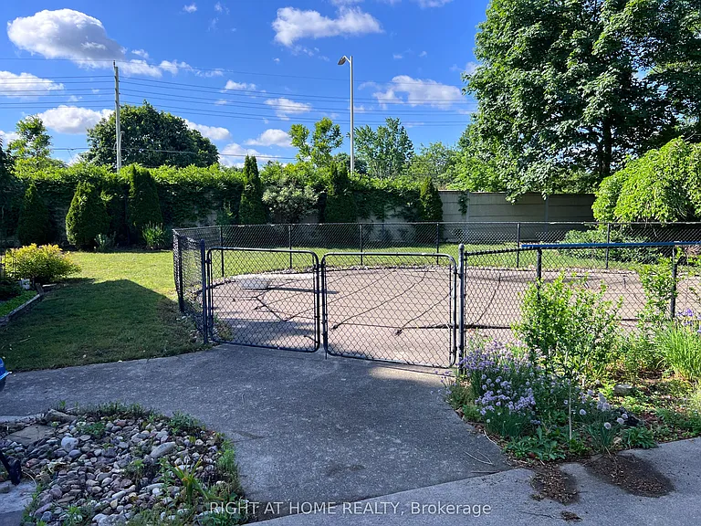 46 Radcliffe Cres — Photo 7