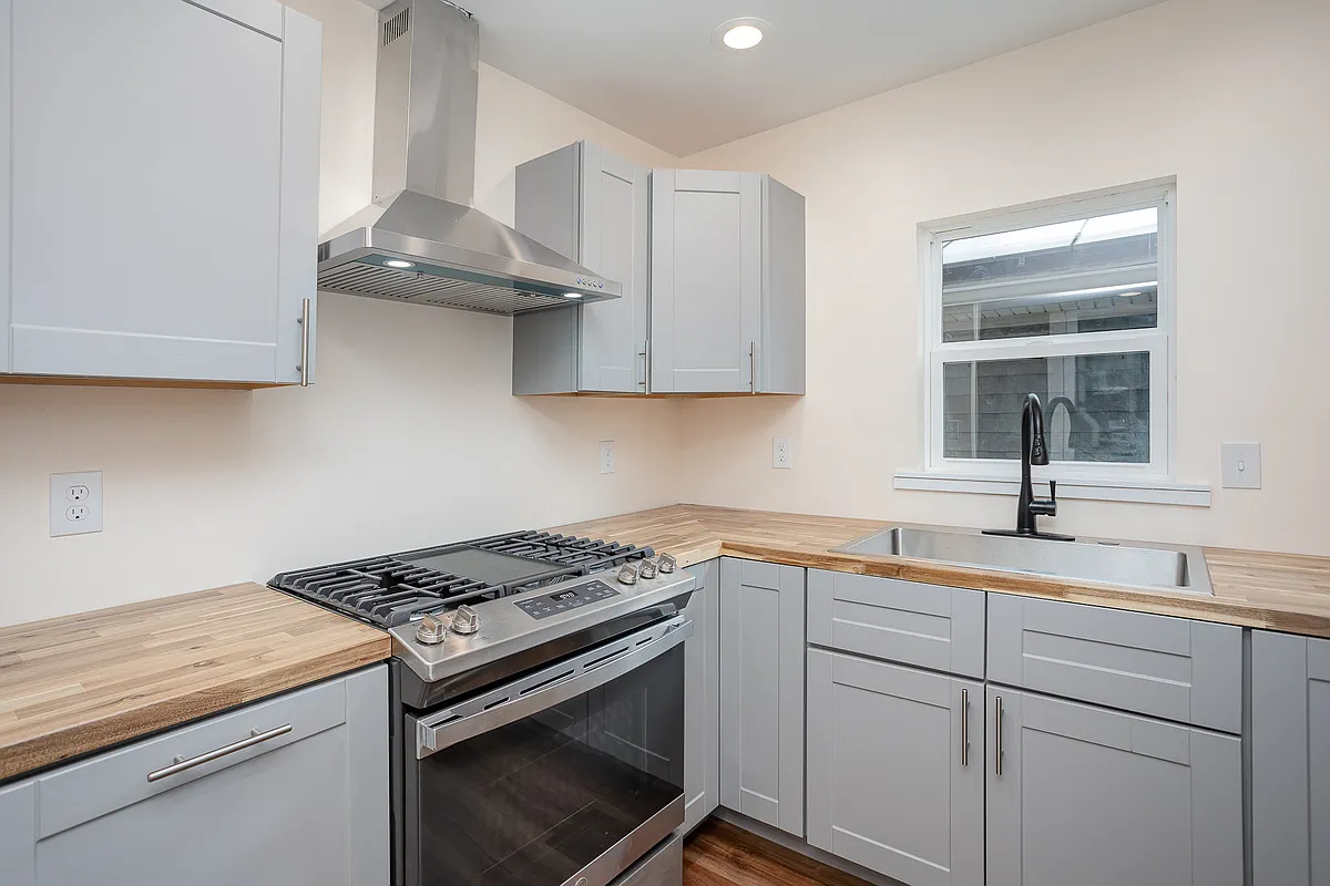 Building Photo - 404 Benham St