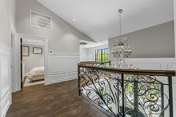 Sold by PRENDAMANO REAL ESTATE | media 43