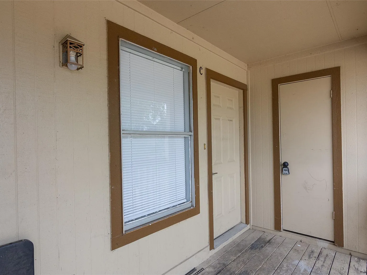 2 bed, 1.0 bath, 700 sqft, $999 — Photo 2