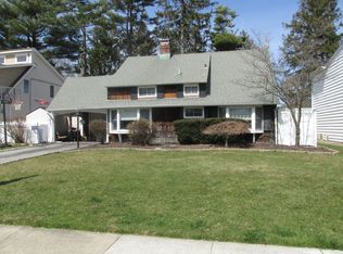 11 Coachman Ln, Levittown, NY