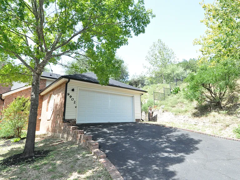 9902 Talleyran Dr — Photo 26