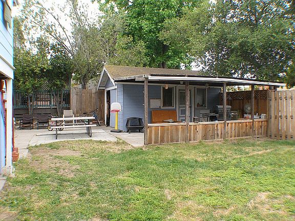 Yard/Detached Garage