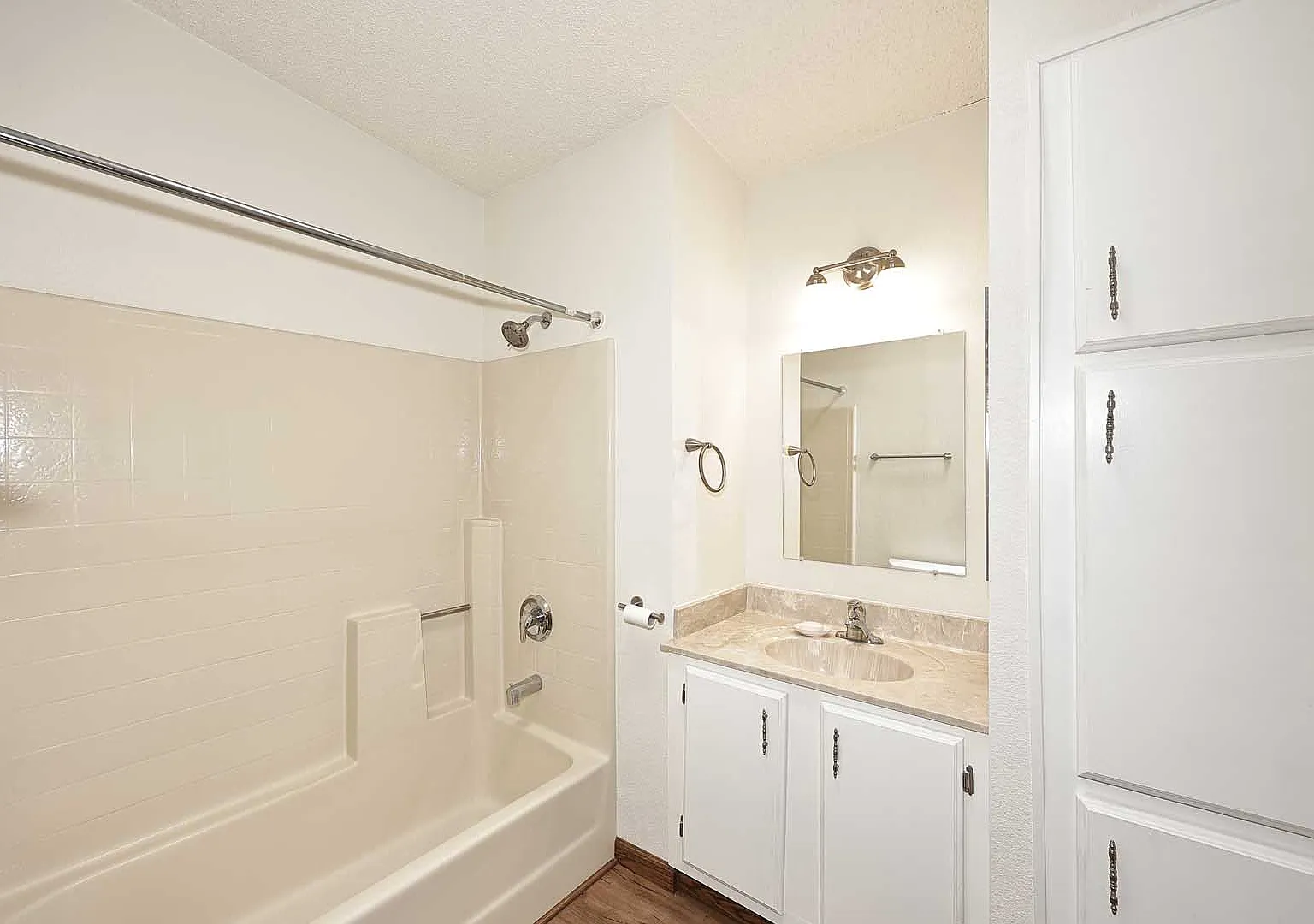 2 bed, 920 sqft, $1,600 — Photo 4