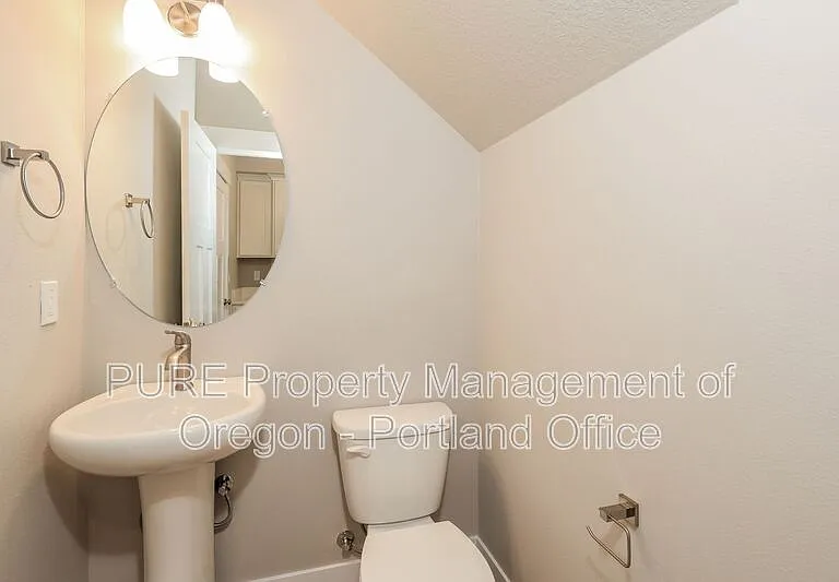 512 NE Trillium Dr — Photo 17