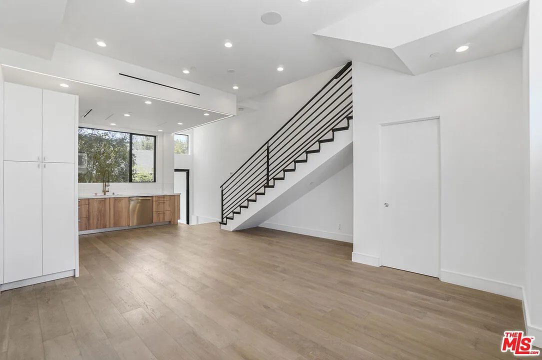 3 bed, 3.0 bath, 1568 sqft, $5,700 — Photo 4