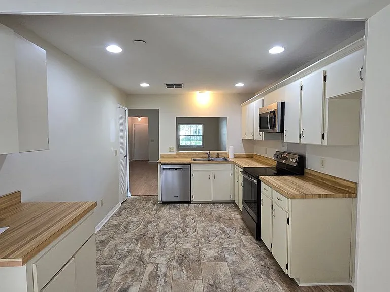 1657 Tremont Ln — Photo 13