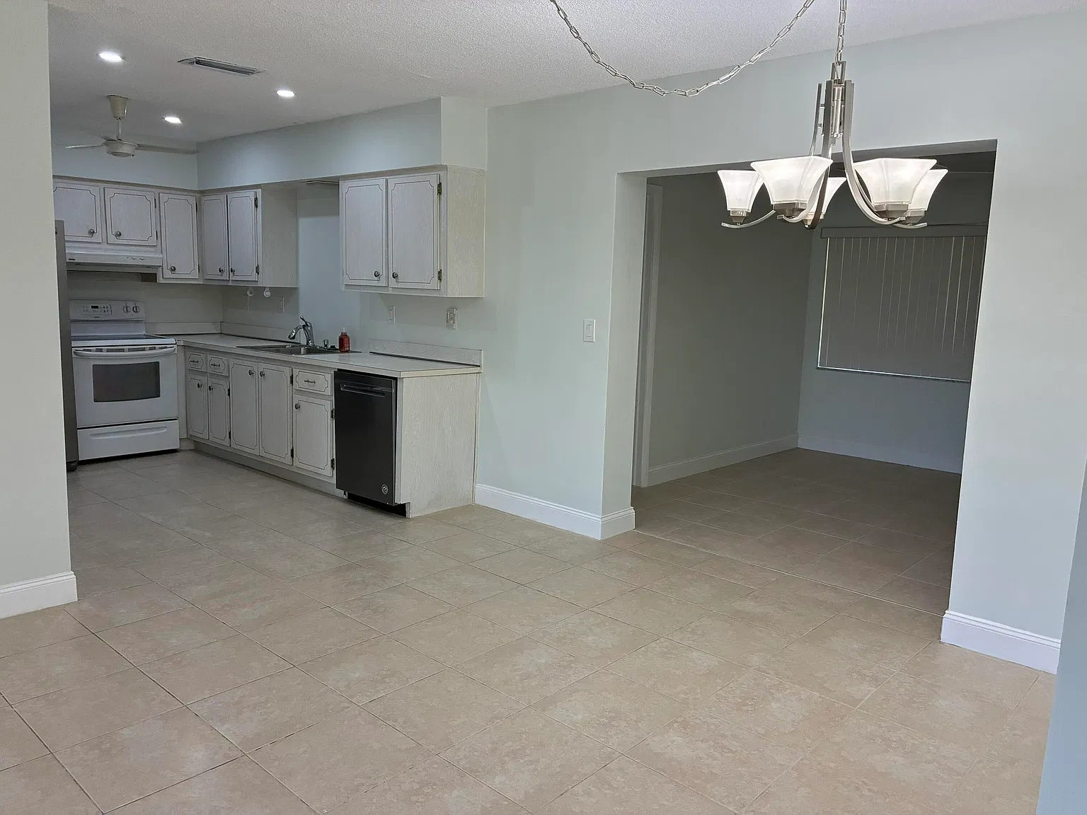 3 bed, 2.0 bath, 1366 sqft, $3,100 — Photo 4