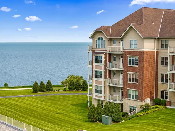 4100 S Lake DRIVE #19, Saint Francis, WI 53235