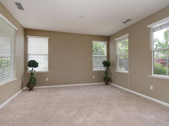 3rd image of 404 Cranston Ct