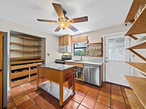 4th image of 618 Guadalupe St S
