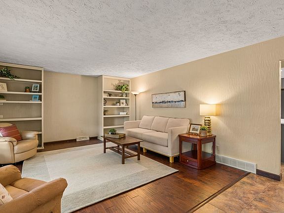 5th image of 705 E 5th St