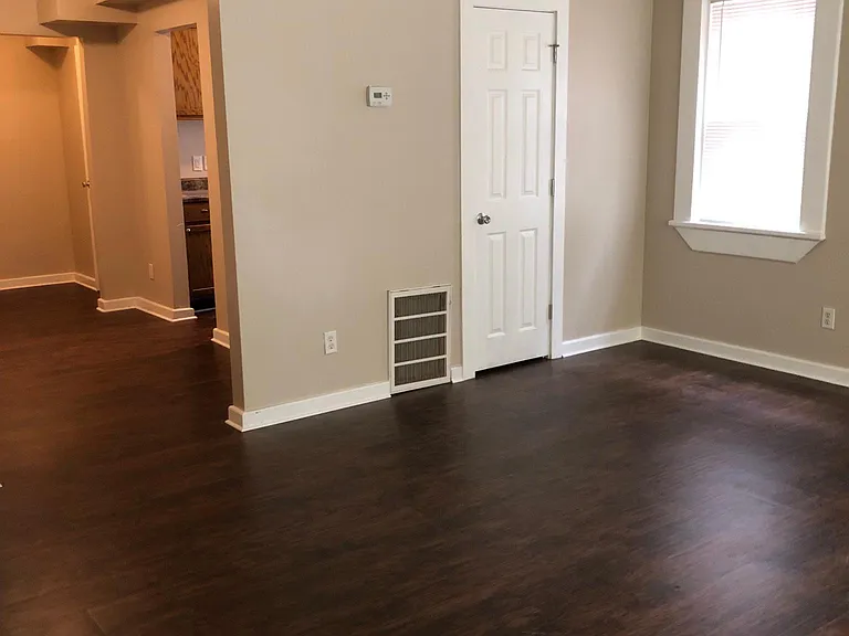 2804 N Robinson Ave — Photo 3