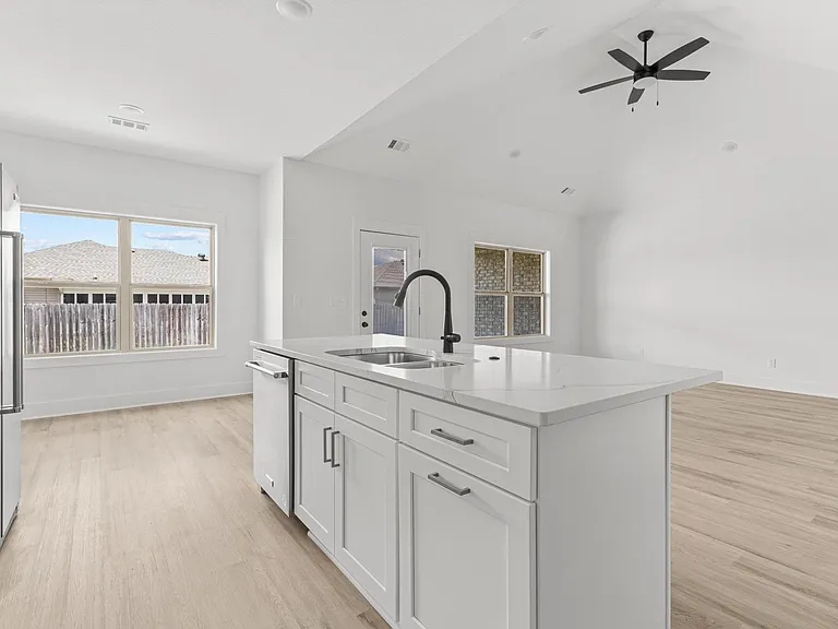 4566 Plymouth St — Photo 8