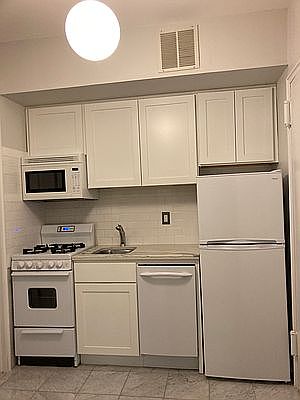 4th image of 424 Hudson St #4A