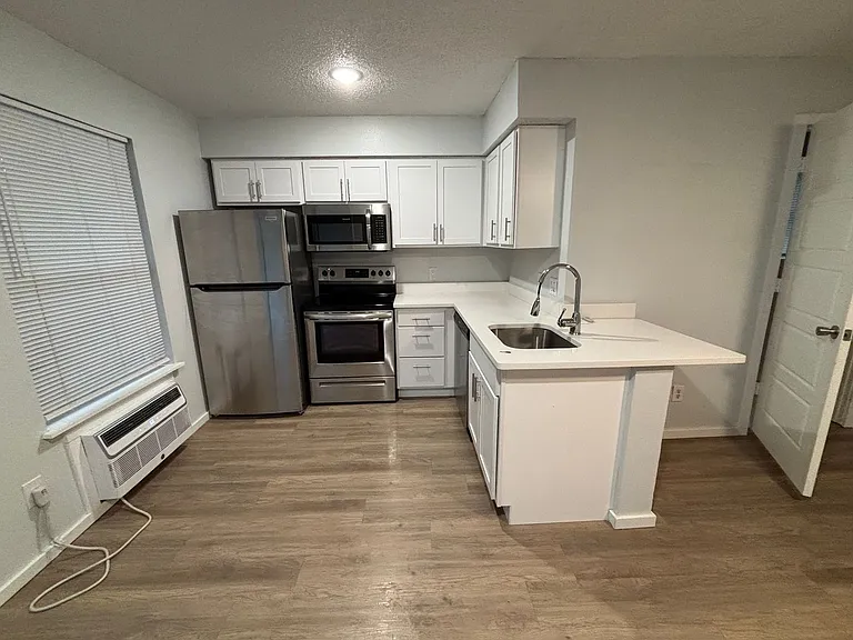 942 W Holly St — Photo 6