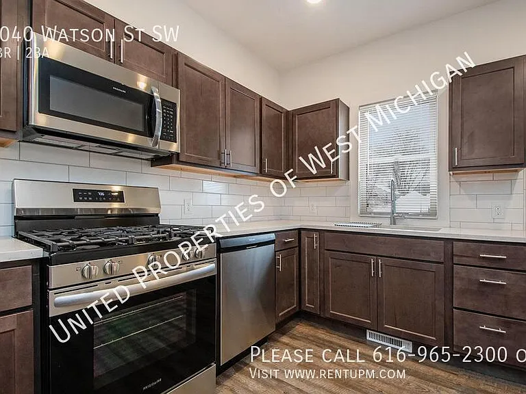 1040 Watson St SW — Photo 2