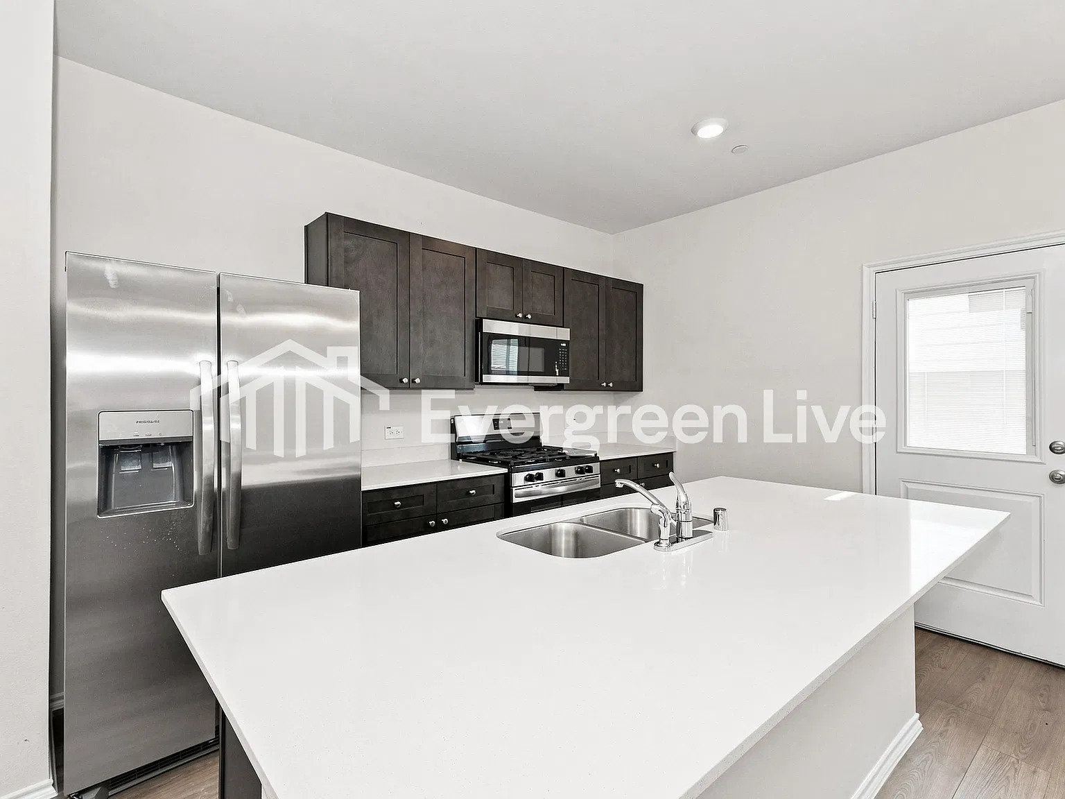 3 bed, 2.5 bath, 1587 sqft, $2,345 — Photo 3
