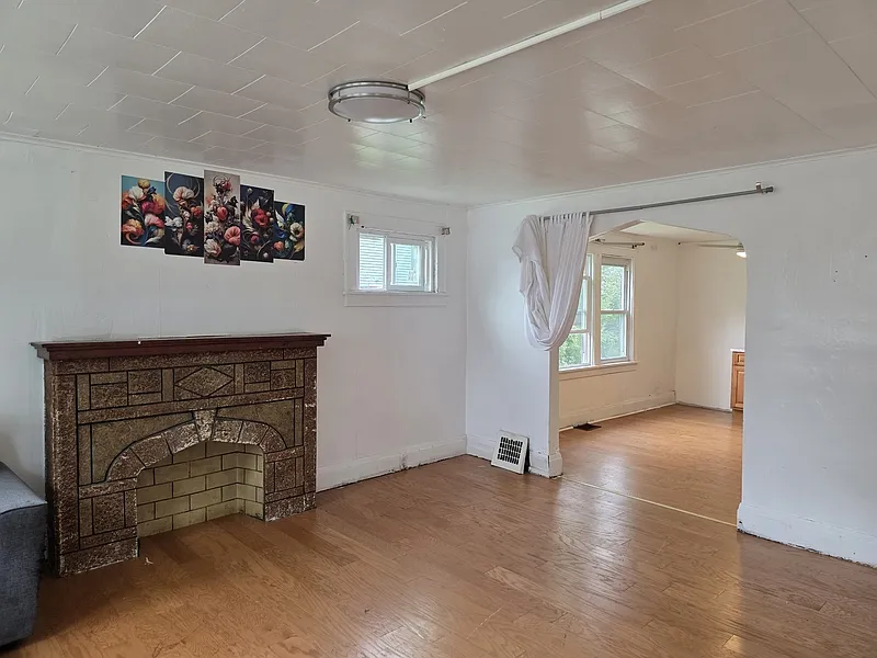 3 bed, 1.0 bath, $1,100 — Photo 2