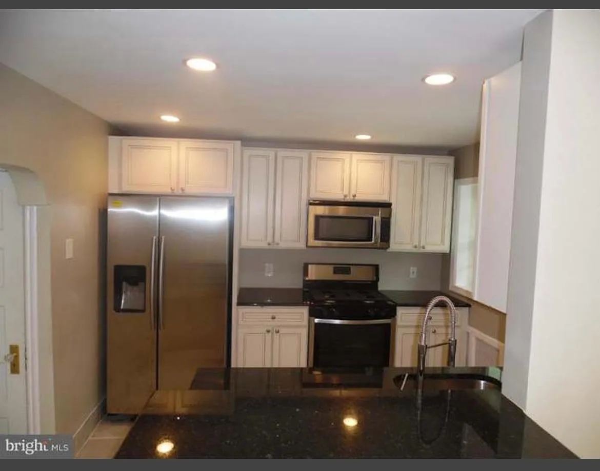 3 bed, 1242 sqft, $1,850 — Photo 2