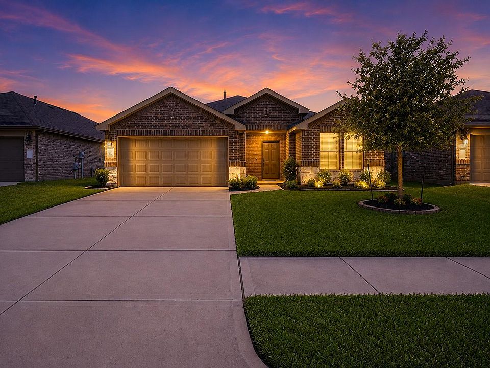 1st image of 927 Petunia Falls Ln