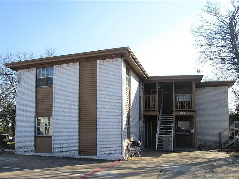 1809 W East Roberts Dr #3 — Photo 1