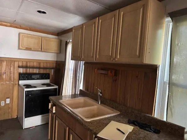 137 Locust St, Rainelle, WV 25962