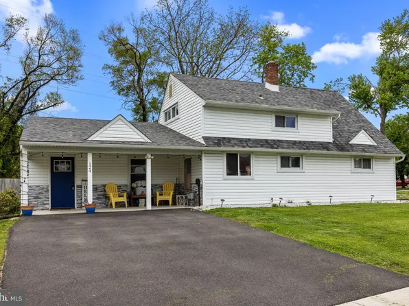 124 Red Cedar Dr, Levittown, PA 19055