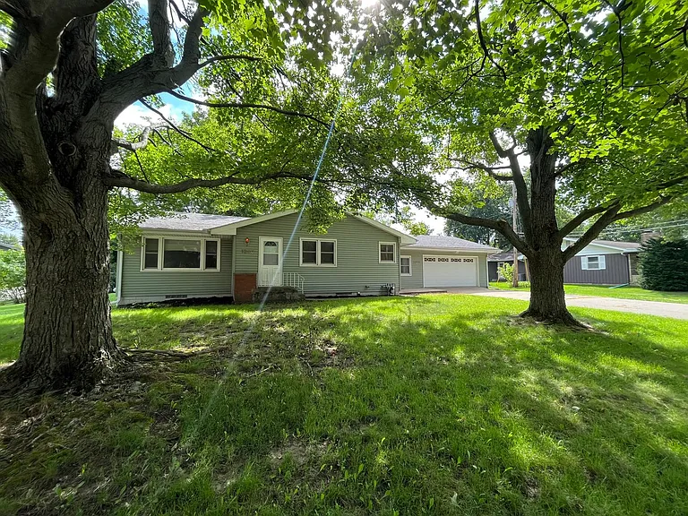 1200 N Linden St — Photo 1
