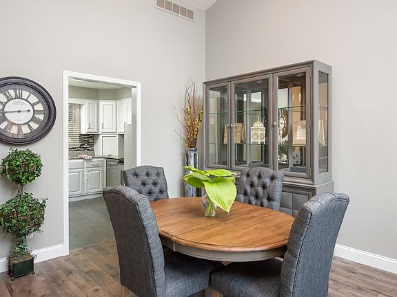 Vaulted DR w open floor plan