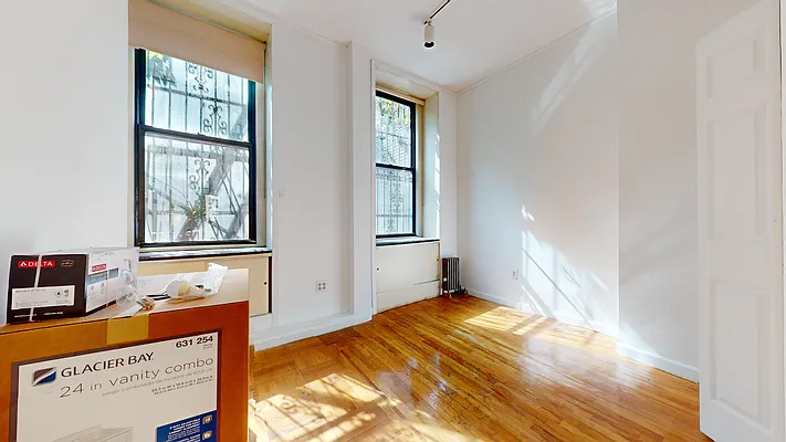 Rented by Bond New York | media 23