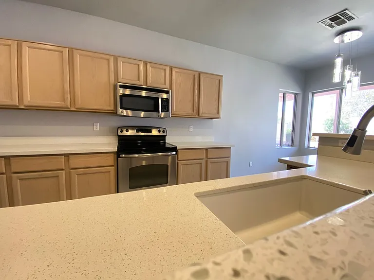 3358 E Wickieup Ln — Photo 11