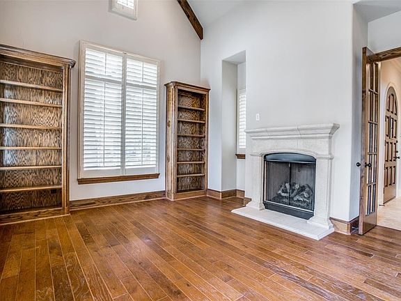 4th image of 829 Chapel Hill Ln