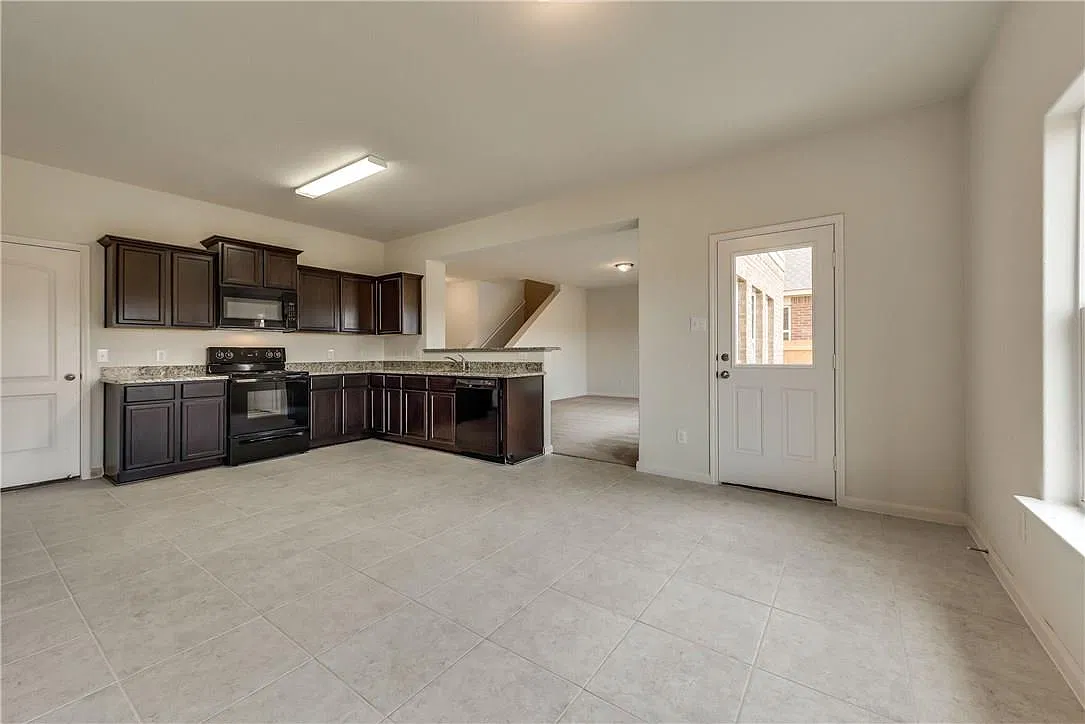 3 bed, 2050 sqft, $2,050 — Photo 4