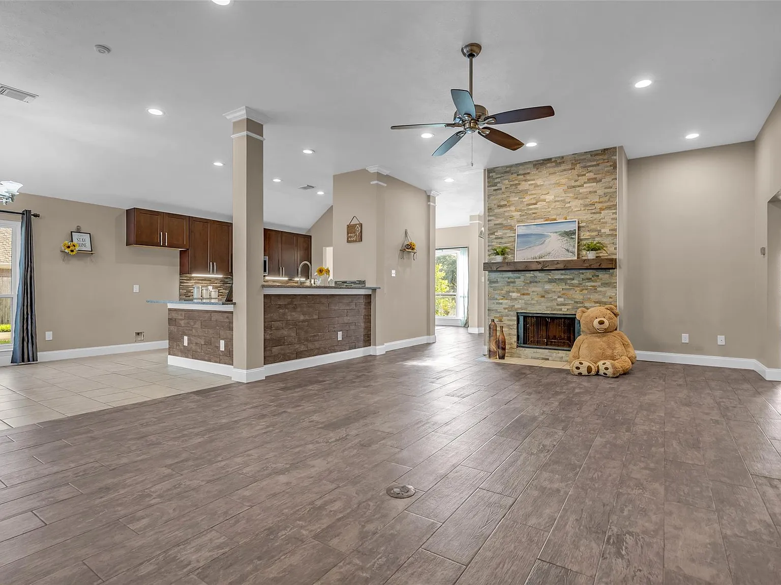 3 bed, 2.0 bath, 2124 sqft, $2,500 — Photo 1