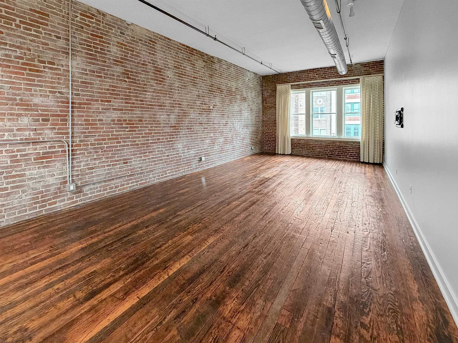 1 bed, 1.0 bath, 1042 sqft, $1,500 — Photo 3