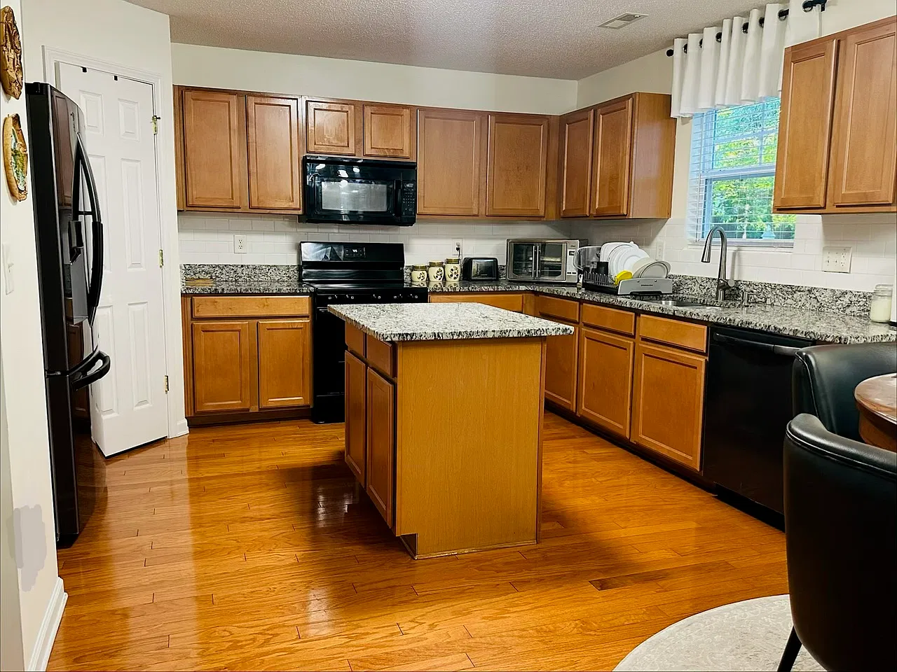 3 bed, 2.5 bath, 2520 sqft, $2,300 — Photo 4