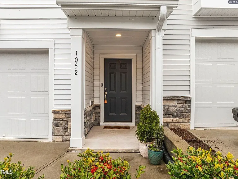 1052 Shoreside Dr — Photo 3