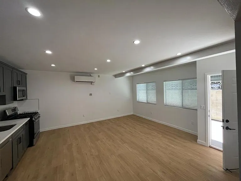 11019 Fruitland Dr — Photo 3