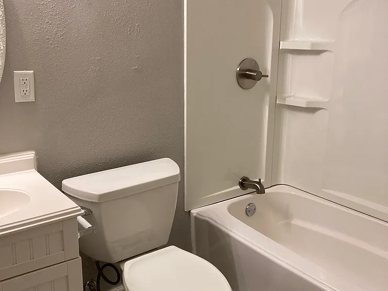 4 Colonial Dr — Photo 8