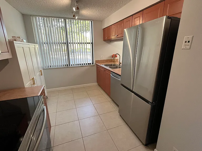 1915 Lavers Cir E #E101 — Photo 5