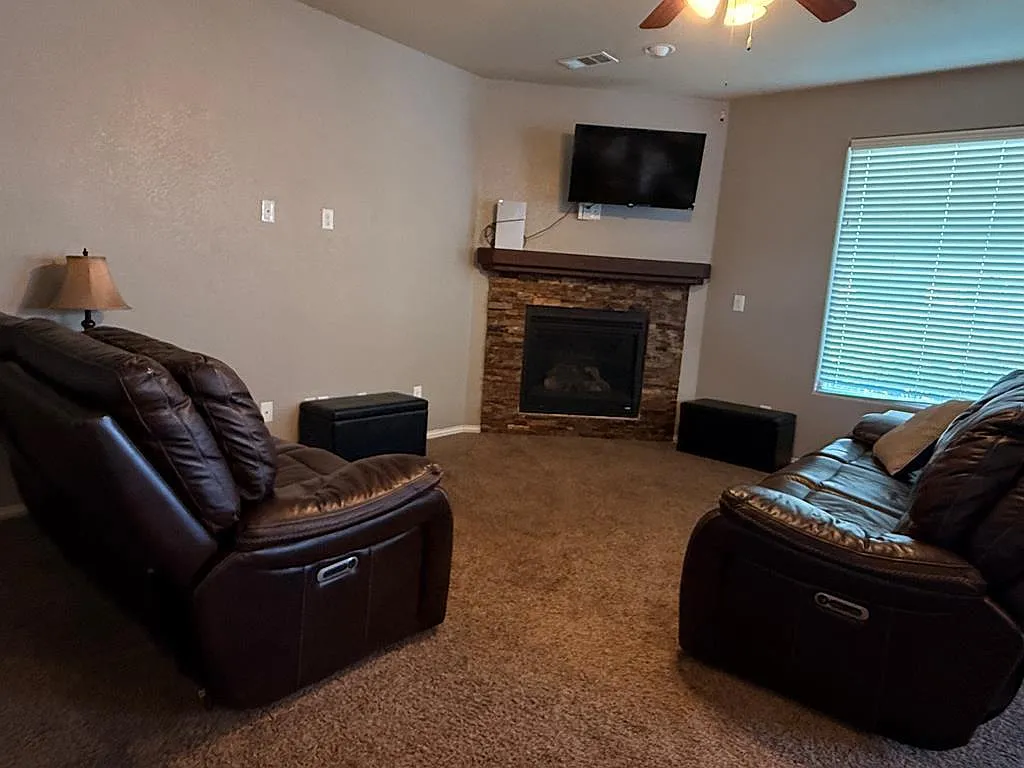 4 bed, 2.5 bath, 2421 sqft, $3,500 — Photo 2