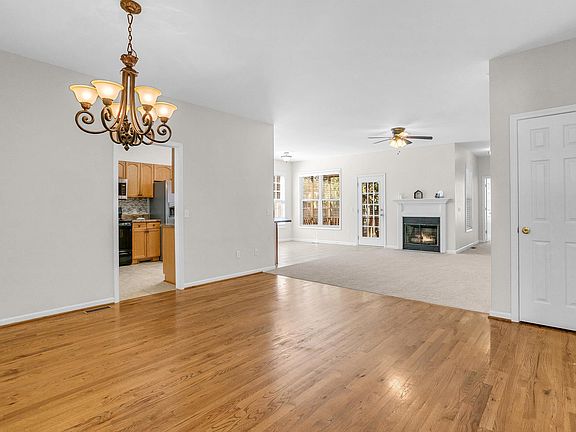 5th image of 205 Summergrass Dr