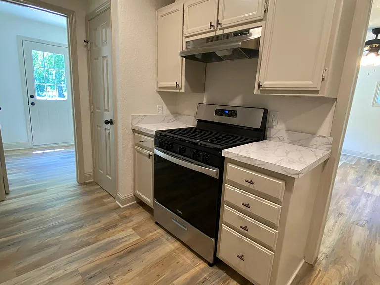2512 Burton Ave — Photo 11