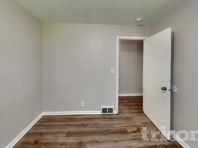 1572 Pullman Ave — Photo 9