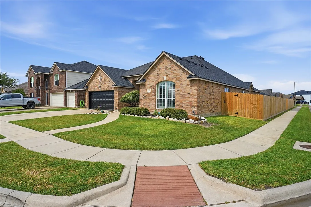 4 bed, 2.5 bath, 2607 sqft, $3,500 — Photo 2