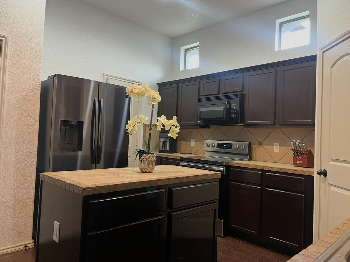 3 bed, 2.5 bath, 1572 sqft, $1,650 — Photo 2