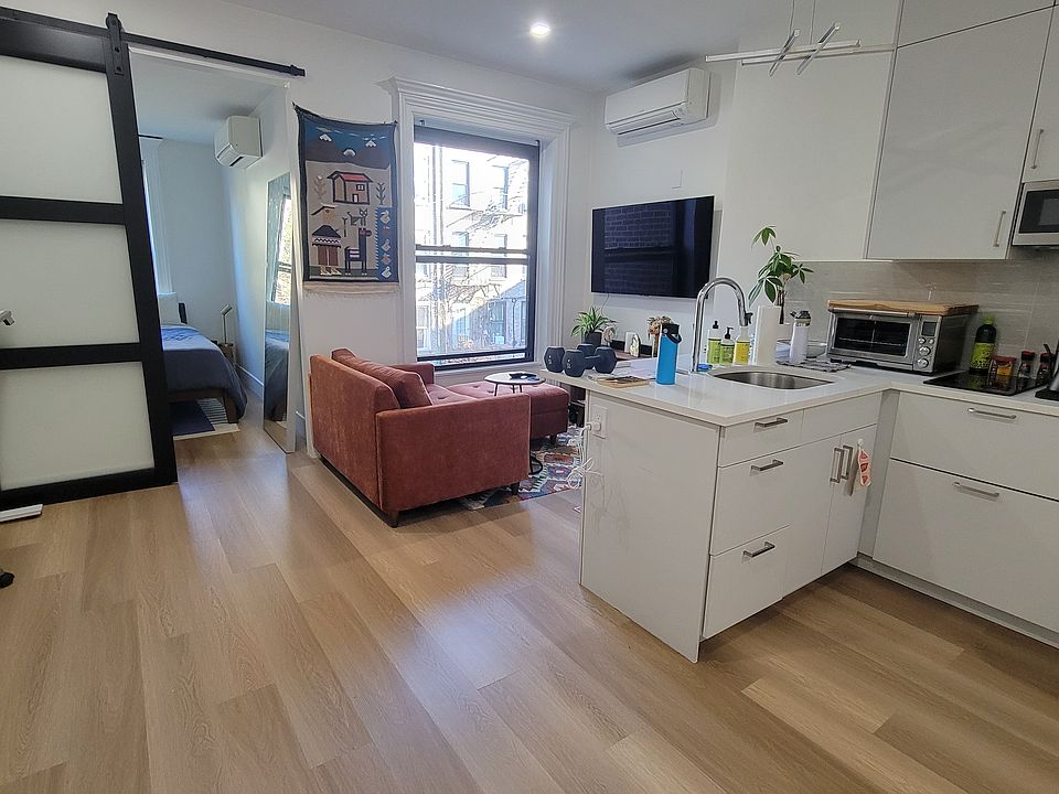 1st image of 21 Polhemus Pl APT 1R